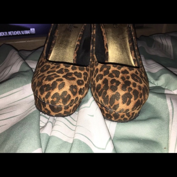 Candies Cheetah Platform Pumps Heels Size 8.5 - Picture 4 of 4